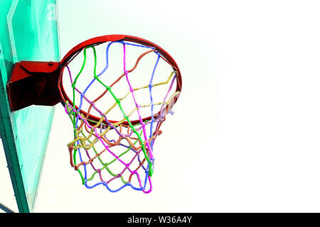 Panier de basket-ball colorés contre fond blanc, concept sports - Image Banque D'Images