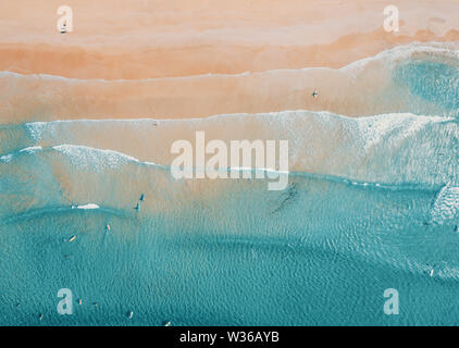 Vue de dessus de l'antenne de l'océan turquoise wave d'atteindre la côte. Banque D'Images