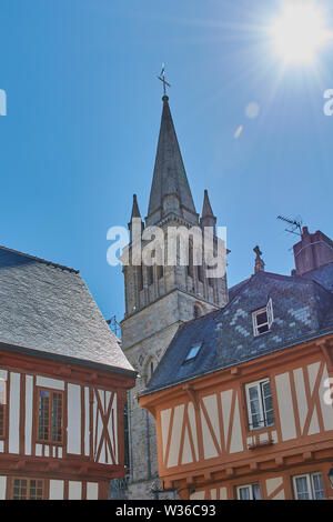 Maisons à colombages et de la cathédrale de Vannes, en Bretagne, France Banque D'Images