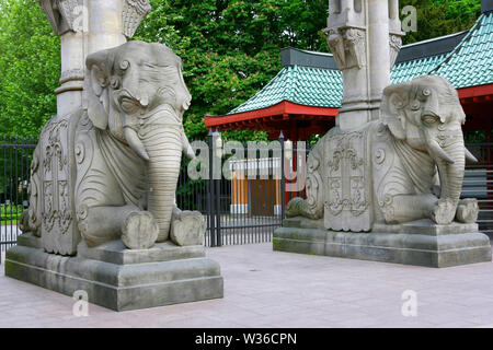 La porte de l'éléphant d'entrée, le Jardin Zoologique, Tiergarten, Berlin Banque D'Images