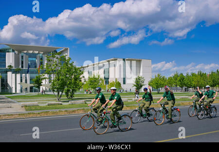 Un groupe de policiers avec des vélos dans le quartier du gouvernement, Berlin, Germany, Europe Banque D'Images