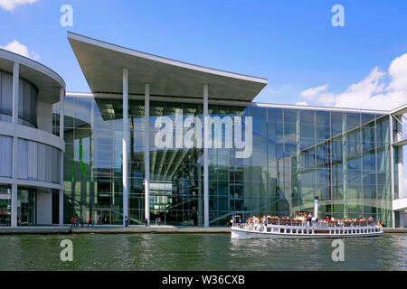 Bateau d'excursion en face de la Paul-Loebe chambre à la rivière Spree, le Parlement trimestre, Berlin, Germany, Europe Banque D'Images