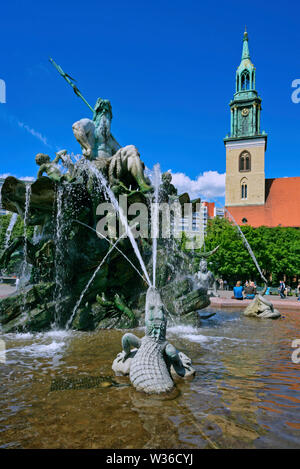 Fontaine de Neptune et Eglise St Mary, Alexanderplatz, Berlin, Germany, Europe Banque D'Images