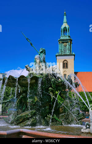 Fontaine de Neptune et Eglise St Mary, Alexanderplatz, Berlin, Germany, Europe Banque D'Images