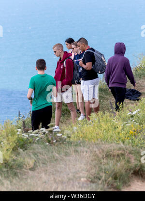 Beachy Head, East Sussex, UK 7th Jul 2019,comme garde-côtes, la police et récupérer de la RNLI un corps à partir de la base de ces falaises de la côte sud les touristes obtenir dangereusement de la craie fragiles bord à regarder : Crédit. Alan Fraser Banque D'Images