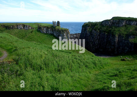 Ruines du château de Dunseverick sur le Giant's Causeway chemin côtier, comté d'Antrim, en Irlande du Nord, Royaume-Uni Banque D'Images