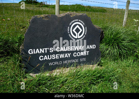 Pierres de signer sur le Giant's Causeway chemin côtier, comté d'Antrim, en Irlande du Nord, Royaume-Uni Banque D'Images