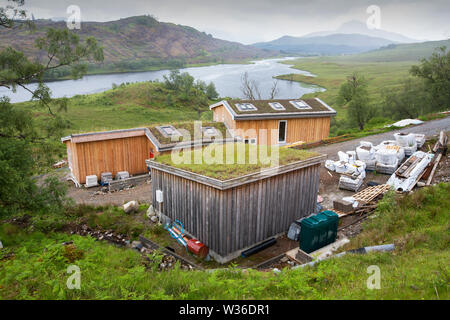 Un toit vert eco house bing construit au-dessus du Loch Garry à Glen Garry, Highlands, Scotland, UK. Banque D'Images