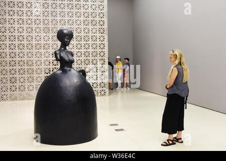 New York, USA. 12 juillet, 2019. Un visiteur consulte une statue à l'exposition 'Le Prix Hugo Boss 2018 : Simone Leigh, échappatoire de retraite au Guggenheim Museum de New York, États-Unis, 12 juillet 2019. Le Solomon R. Guggenheim Museum de New York, souvent désigné comme le Musée Guggenheim, a été ajoutée à la Liste du patrimoine mondial de l'UNESCO. Le musée est parmi les huit bâtiments aux États-Unis qui ont été inscrits sur la liste sous le titre de la 20e siècle Architecture de Frank Lloyd Wright. Source : Xinhua/Alamy Live News Banque D'Images