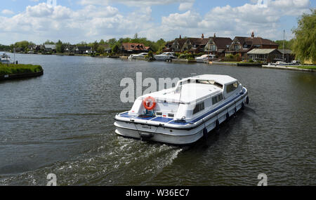 Broads Cruiser sur la rivière Bure à Horning. Banque D'Images