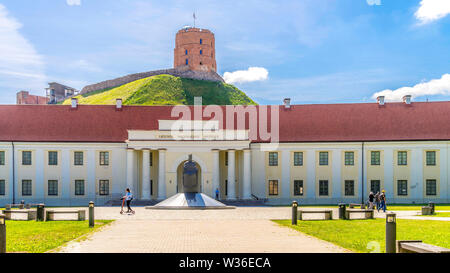 Vilnius, Lituanie - Juin 03, 2019 : Musée National de Lituanie et la Tour de Gediminas à Vilnius Banque D'Images