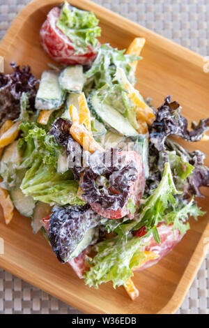 Salade de légumes avec une sauce à la crème aigre Banque D'Images