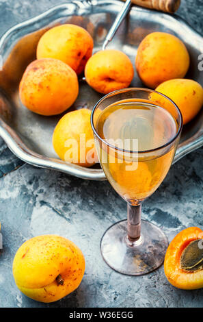 Les boissons alcoolisées.vin d'abricot.vin de fruit ou d'alcool dans le verre Banque D'Images