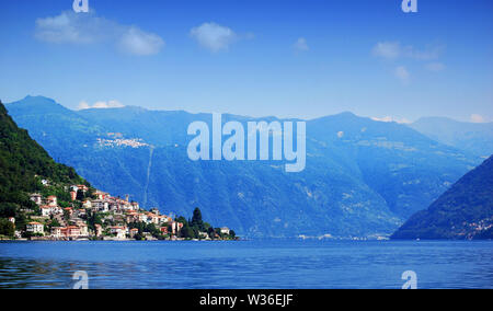 Panorama du lac de Côme vue de Cernobbio. La Lombardie, Italie Banque D'Images