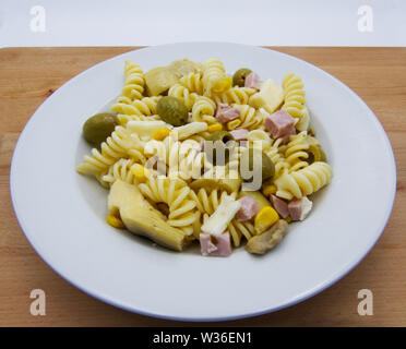 Salade d'été froide, fusilli pâtes Italiennes sur table en bois Banque D'Images
