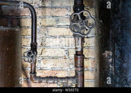 Vannes rouillées sur chaufferie tuyaux. Vieille chaudière chauffage production de métaux et de la livrer à la maison par l'entremise de pipelines Banque D'Images