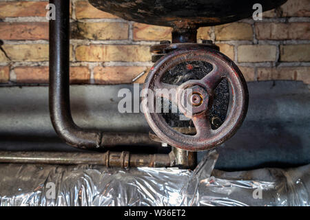 Vannes rouillées sur chaufferie tuyaux. Vieille chaudière chauffage production de métaux et de la livrer à la maison par l'entremise de pipelines Banque D'Images