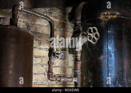 Rusty chaufferie tuyaux. Vieille chaudière chauffage production de métaux et de la livrer à domicile par pipe-line. L'eau chaude ou de gaz sera livré avec ce Banque D'Images