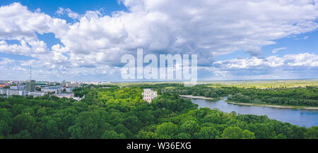 Panorama de la ville parc sous de beaux cumulus. Rivière et arbres à l'intérieur de la ville en Biélorussie Banque D'Images