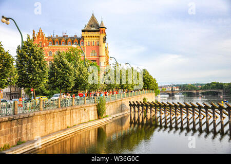 PRAGUE, RÉPUBLIQUE TCHÈQUE - Mai 2009 : Quai de la Vltava Banque D'Images