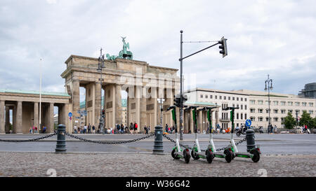 BERLIN, ALLEMAGNE - le 8 juillet 2019 : Motorisé Des scooters électriques à la porte de Brandebourg à Berlin, Allemagne en été Banque D'Images