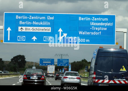 Allemagne panneau routier, trafic, direction de multi lane Berlin Banque D'Images