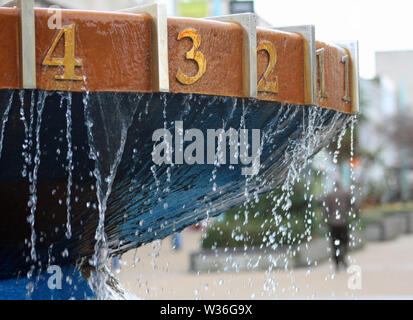 Cadran solaire eau, Armada Way, Plymouth. Sculpture par Carole Vincent openned par la reine Elizabeth II le 22 juillet 1988 Banque D'Images