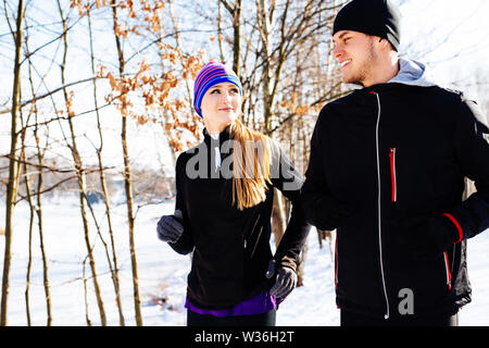 Couple tournant au parc pendant l'hiver Banque D'Images