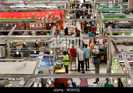 Singapour-DEC 30 2018:personnes visitent la boutique de fruits de mer à Singapour le petit Indien,région Centre Tekka Market Scene Banque D'Images