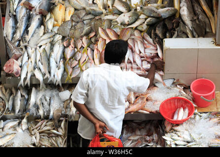 Singapour-DEC 30 2018:personnes visitent la boutique de fruits de mer à Singapour le petit Indien,région Centre Tekka Market Scene Banque D'Images