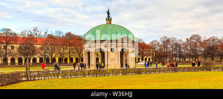 Munich, Allemagne - le 26 décembre 2016 : Le jardin cour Hofgarten et temple de Diane au centre de Munich, Allemagne Banque D'Images