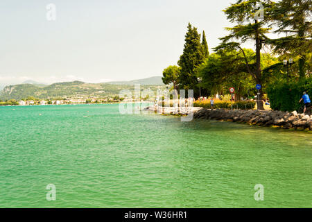 Lac de Garda, Italie. La côte entre la ville de Lazise et Bardolino avec Mont Baldo sur l'arrière-plan Banque D'Images