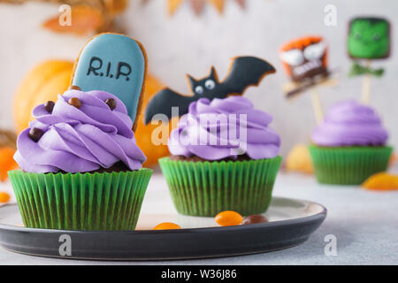 Jeu d'Halloween cupcakes décorés avec gingerbread cookies and cake pop avec monster funny faces. Focus sélectif. Banque D'Images