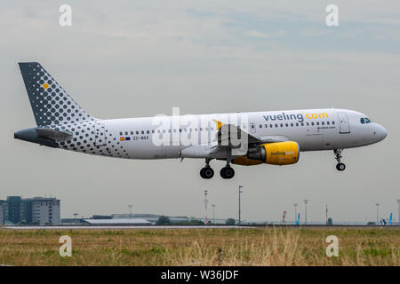 EC-MAX, le 11 juillet 2019, l'Airbus A320-214-4478 l'atterrissage à l'aéroport de Paris Charles de Gaulle à la fin de Vol Vueling vy2852 à partir de Palma de Majorque Banque D'Images