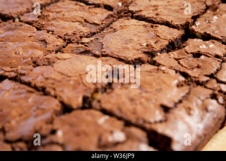 Brownies au chocolat maison, low angle view. Close-up. Banque D'Images