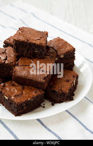 Brownies au chocolat maison sur une plaque blanche, low angle view. Libre. Banque D'Images