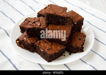 Brownies au chocolat maison sur une plaque blanche, low angle view. Close-up. Banque D'Images