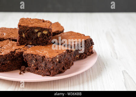 Brownies au chocolat maison sur une plaque rose, low angle view. Close-up. Copier l'espace. Banque D'Images