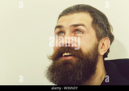 Homme barbu, longue barbe, brutal caucasian hipster avec moustache sur smiling happy face, guy non rasé se coupe par coiffure au look coiffure Banque D'Images
