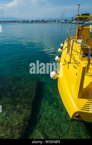 Un semi-sous-utilisé pour des excursions sous-marine amarré à l'embarcadère du petit port de plaisance à Malinska sur l'île de Krk en Croatie Banque D'Images