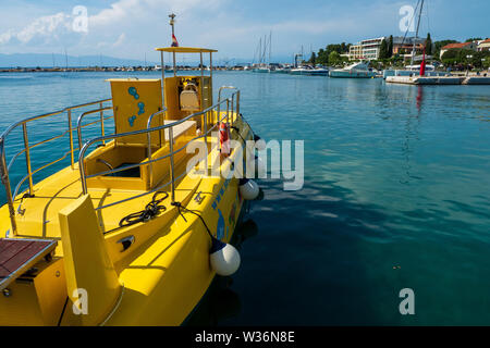 Un semi-sous-utilisé pour des excursions sous-marine amarré à l'embarcadère du petit port de plaisance à Malinska sur l'île de Krk en Croatie Banque D'Images