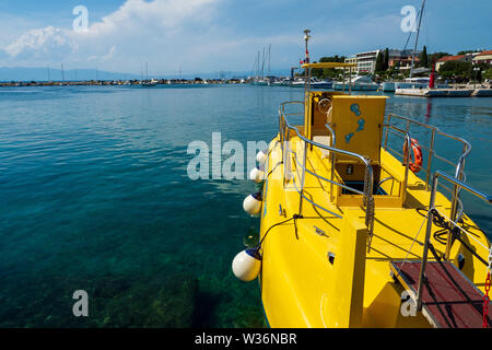 Un semi-sous-utilisé pour des excursions sous-marine amarré à l'embarcadère du petit port de plaisance à Malinska sur l'île de Krk en Croatie Banque D'Images