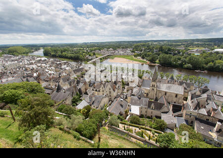 Chinon, France. Vue sur le toit d'antenne pittoresque de Chinon avec la tour de l'Eglise Saint Maurice sur la droite de l'image. Banque D'Images