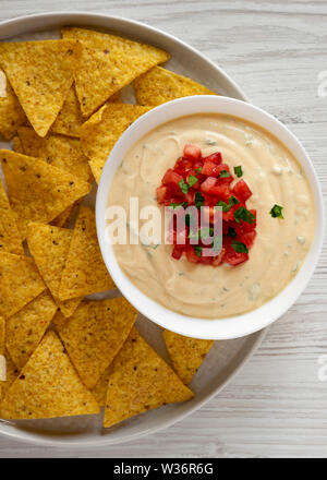 Trempette au fromage fait maison dans un bol, jaune maïs, vue de dessus. Mise à plat, les frais généraux, vue d'en haut. Banque D'Images