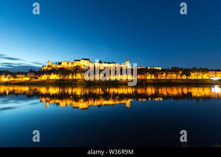 Chinon, France. Vue pittoresque de la rivière Vienne à Chinon, avec la Forteresse illuminée Royal et Fort Saint George, dans l'arrière-plan. Banque D'Images