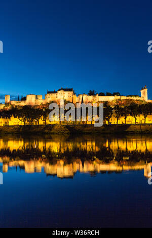 Chinon, France. Vue pittoresque de la rivière Vienne à Chinon, avec la Forteresse illuminée Royal et Fort Saint George, dans l'arrière-plan. Banque D'Images