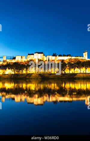 Chinon, France. Vue pittoresque de la rivière Vienne à Chinon, avec la Forteresse illuminée Royal et Fort Saint George, dans l'arrière-plan. Banque D'Images