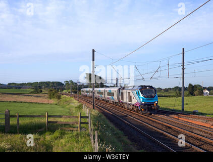 Premier train Transpennine express Nova 3 avec une classe 68 et la CAF MK 5 voitures passant au sud de Morecambe Junction sur la West Coast Main Line sur test Banque D'Images