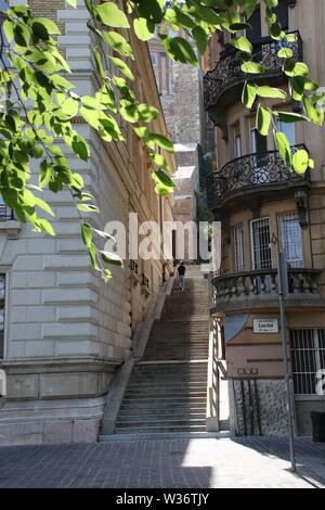 Une paisible ruelle du centre-ville entre les bâtiments de Budapest avec les ombres. Banque D'Images