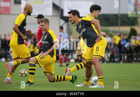 Hardheim, Allemagne. 12 juillet, 2019. Le Dortmund Mats Hummels (r) et l'action de Lukas (l) réchauffer avant le match. Credit : Karl-Josef Opim/dpa/Alamy Live News Banque D'Images